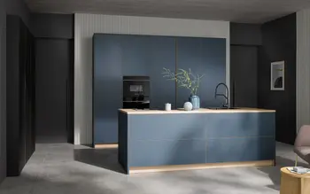 Zeitlose Designküche in mattem Blau mit heller Arbeitsplatte und schwarzer Armatur. Geradliniges Küchendesign mit minimalistischer Insel, integrierten Geräten und stilvollen Akzenten in moderner Raumgestaltung.